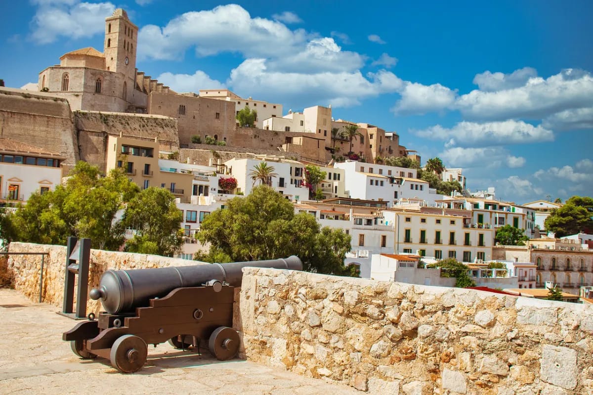 Erkunden Sie Dalt Vila