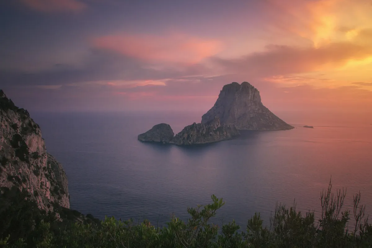 Landschaft von Ibiza während der optimalen Reisezeit