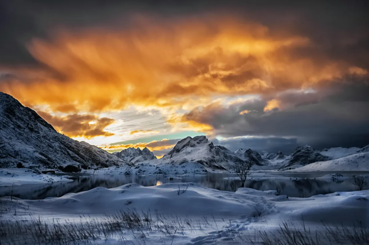 Landschaft von Lofoten während der optimalen Reisezeit