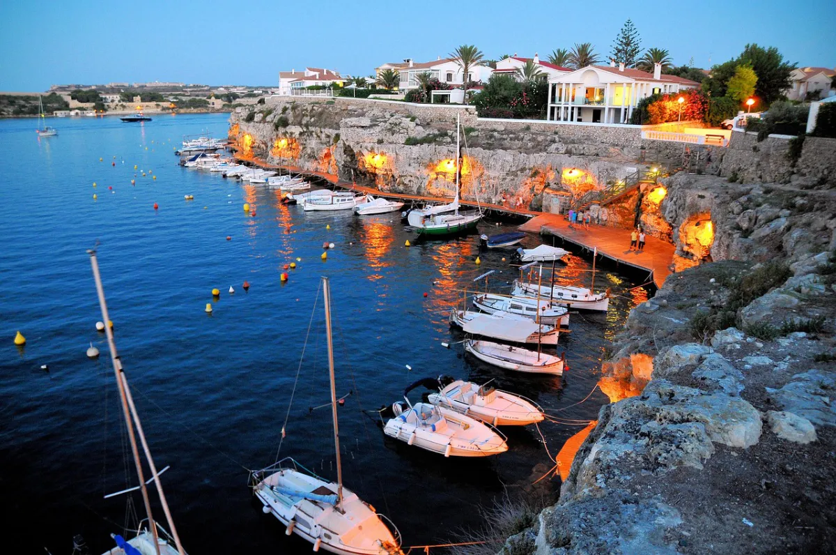 Landschaft von Menorca während der optimalen Reisezeit