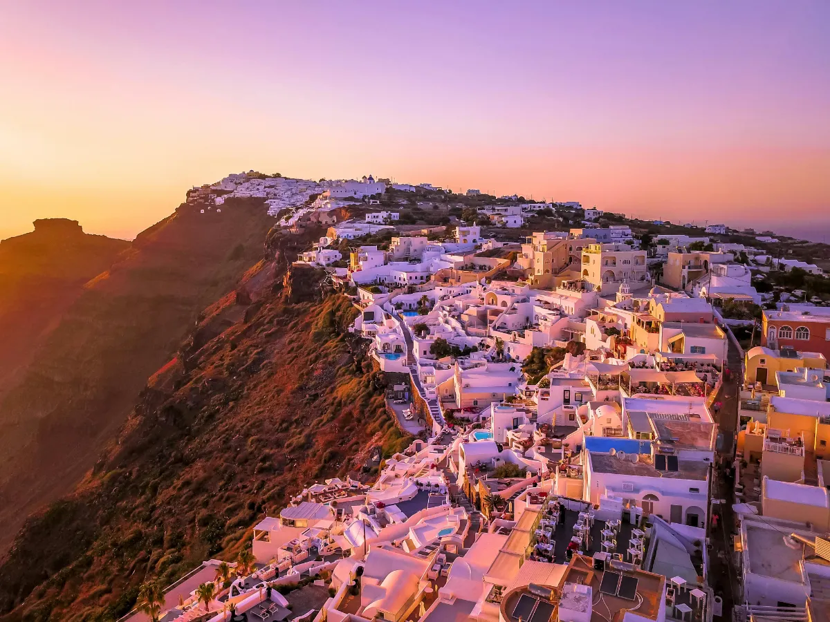 Landschaft von Santorini während der optimalen Reisezeit