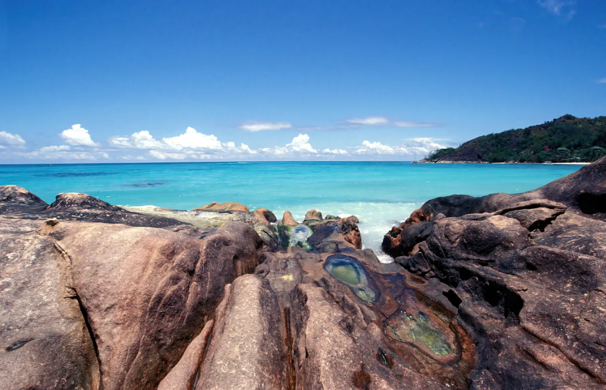 Landschaft von Seychellen während der optimalen Reisezeit
