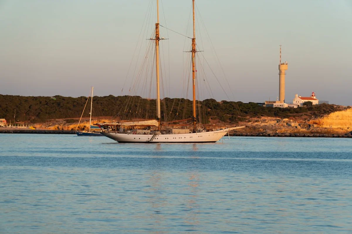 Bootstouren & Höhlenerkundung