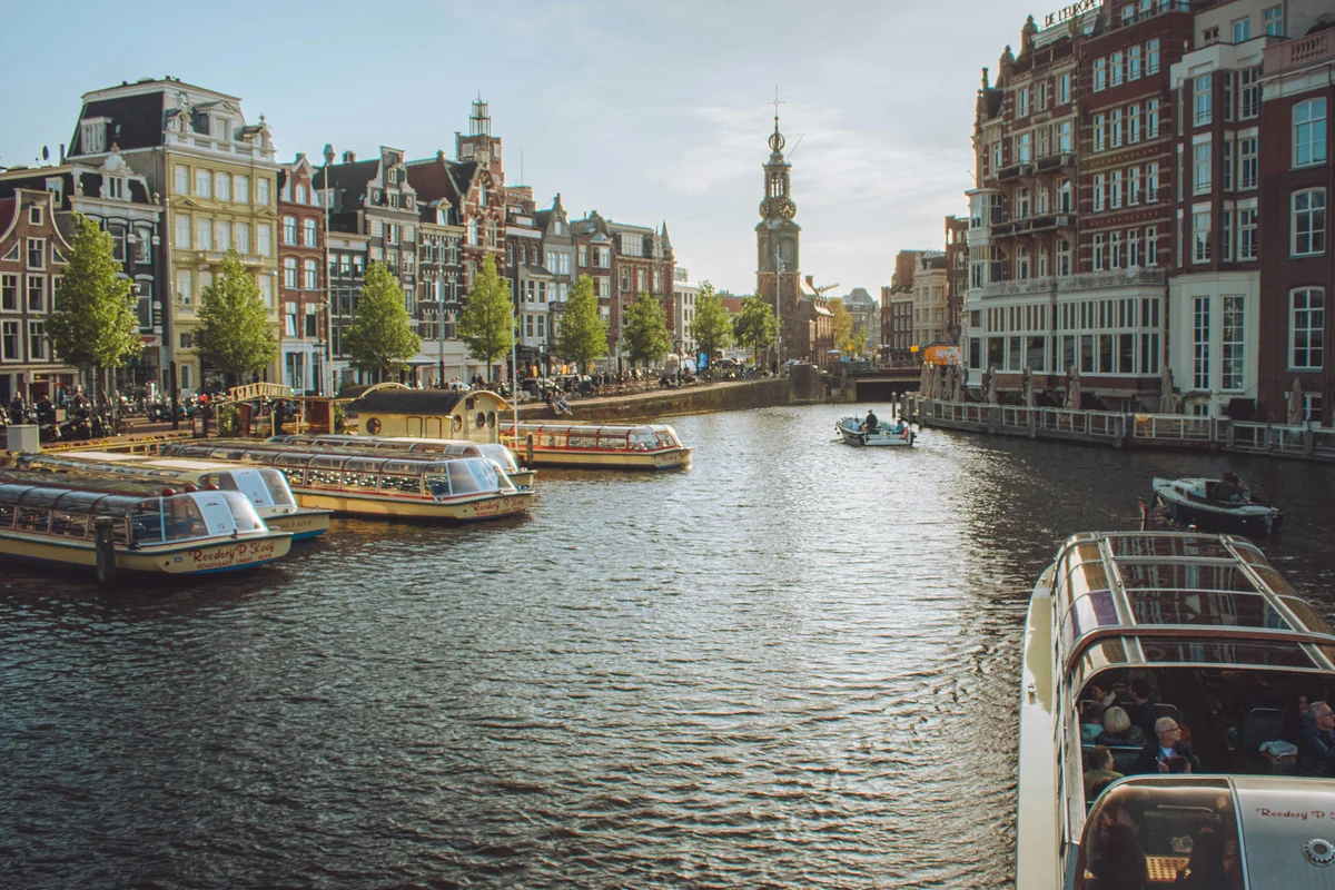 Landschaft von Amsterdam während der optimalen Reisezeit