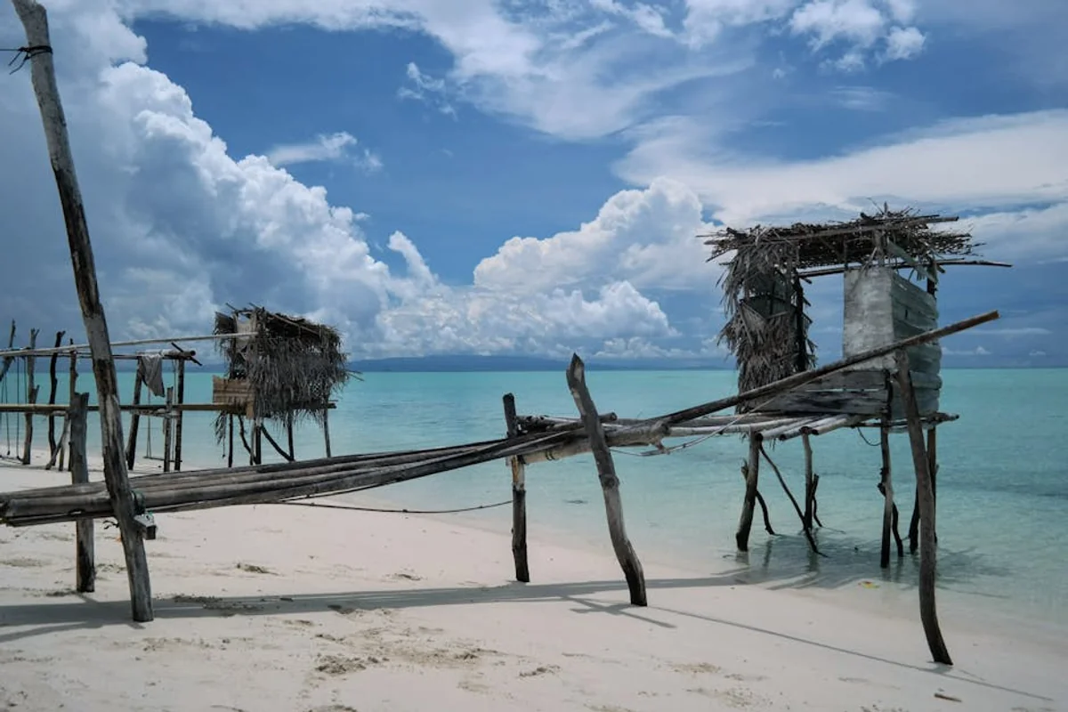 Landschaft von Borneo während der optimalen Reisezeit