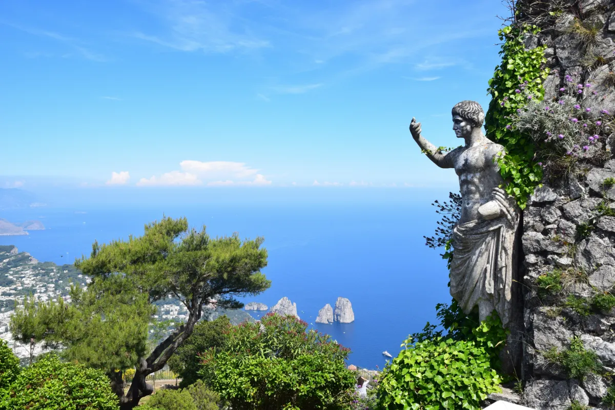 Landschaft von Capri während der optimalen Reisezeit