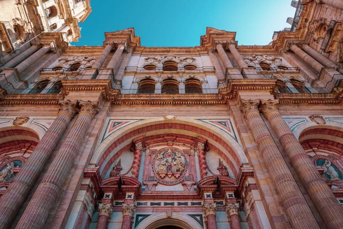 Landschaft von Costa del Sol während der optimalen Reisezeit