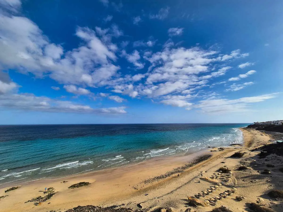 Landschaft von Fuerteventura während der optimalen Reisezeit