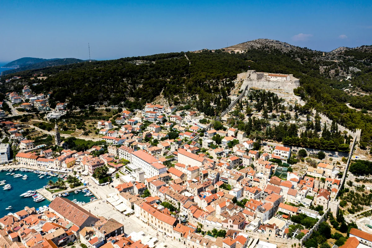 Landschaft von Hvar während der optimalen Reisezeit