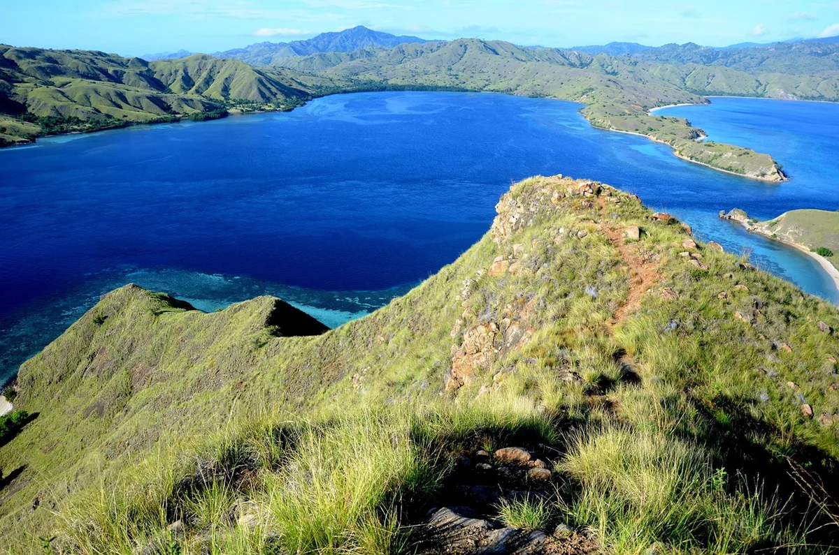Landschaft von Komodo während der optimalen Reisezeit