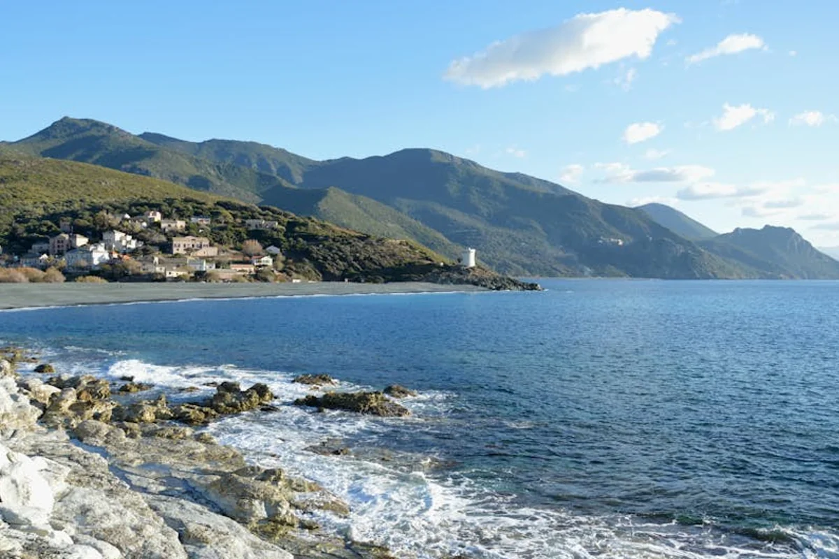 Landschaft von Korsika während der optimalen Reisezeit