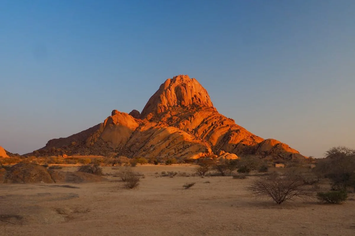 Landschaft von Namibia während der optimalen Reisezeit
