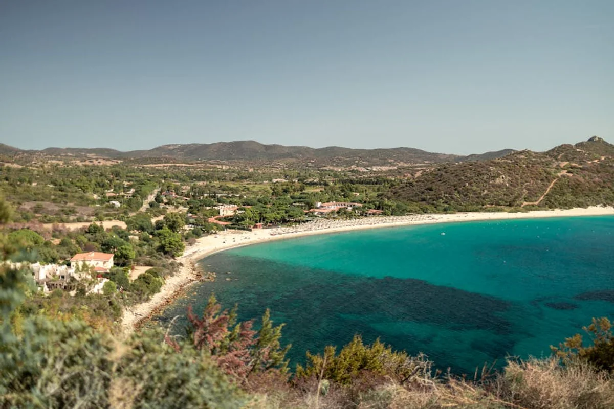 Landschaft von Sardinien während der optimalen Reisezeit