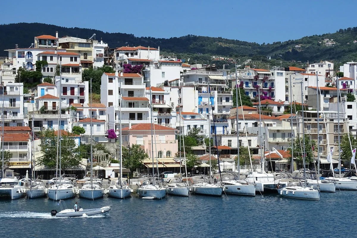 Landschaft von Skiathos während der optimalen Reisezeit